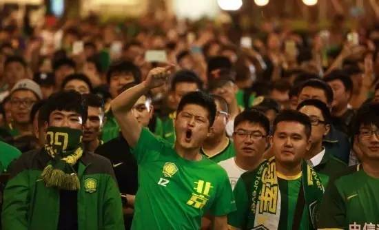  AC米兰主场溃败，球迷高呼教练下课  