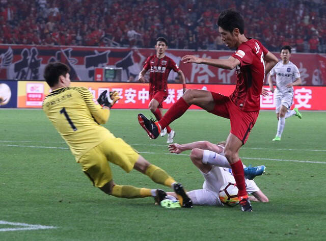  菲尔特年轻门将神扑救主，德甲新生代守护者崛起